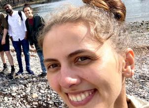 Nadia Avanessova selfie with fellow IDCORE students and the sea in the background